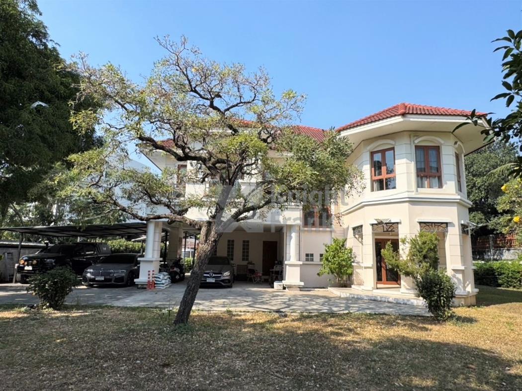 Single-Detached House in Soi Prasat Suk