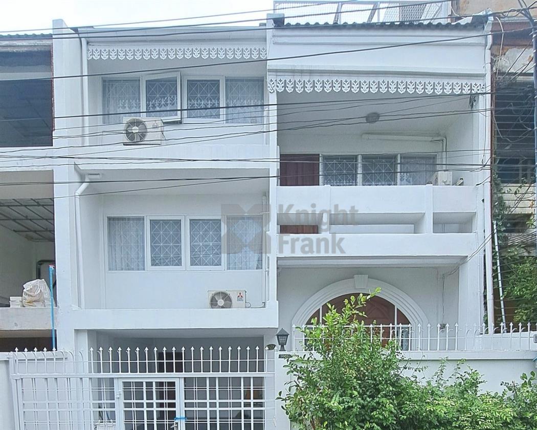 Townhome in Ekamai